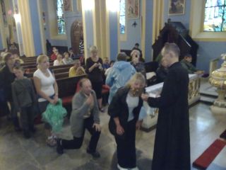 … po zakończeniu, których następuje adoracja relikwii bł. Jana Pawła II trzymanej przez kl. Tomka